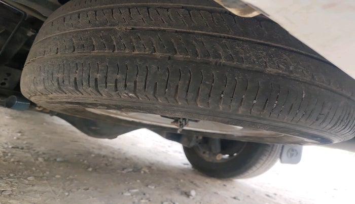 2016 Toyota Innova 2.5 GX 7 STR, Diesel, Manual, 2,71,331 km, tyre