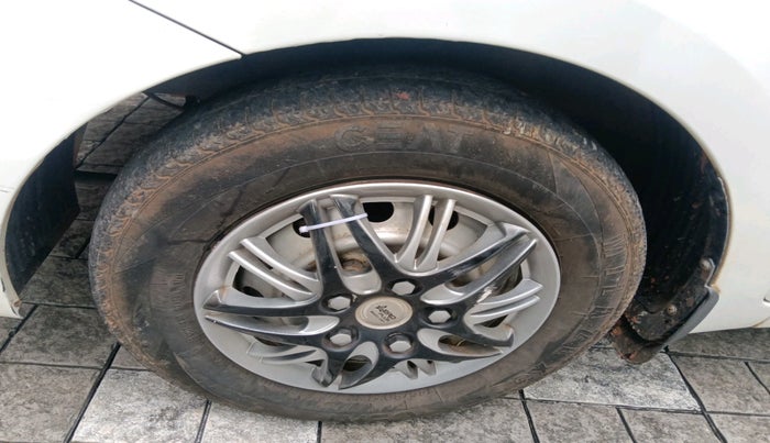 2013 Hyundai Eon ERA +, Petrol, Manual, 73,212 km, tyre