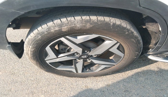 2022 Hyundai ALCAZAR PRESTIGE 1.5 MT 7STR, Diesel, Manual, 1,00,111 km, tyre