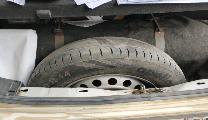 2017 Maruti Swift LXI (O), Petrol, Manual, 57,096 km, tyre