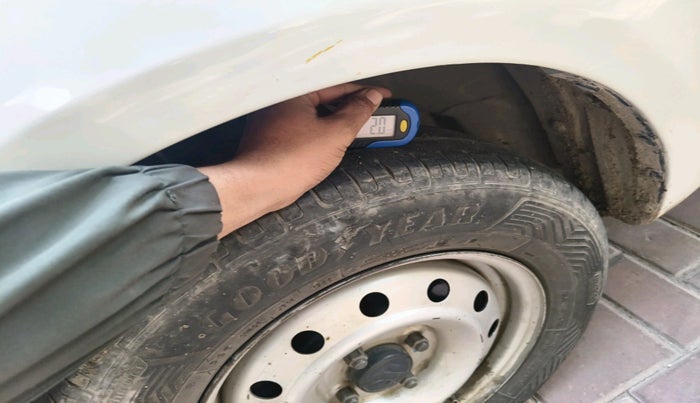 2013 Maruti Swift Dzire LXI, Petrol, Manual, 1,13,897 km, tyre