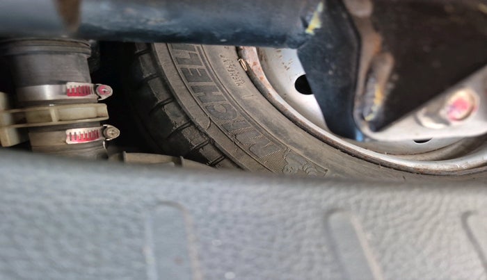 2012 Maruti Wagon R 1.0 LXI CNG, Petrol, Manual, 1,03,946 km, tyre