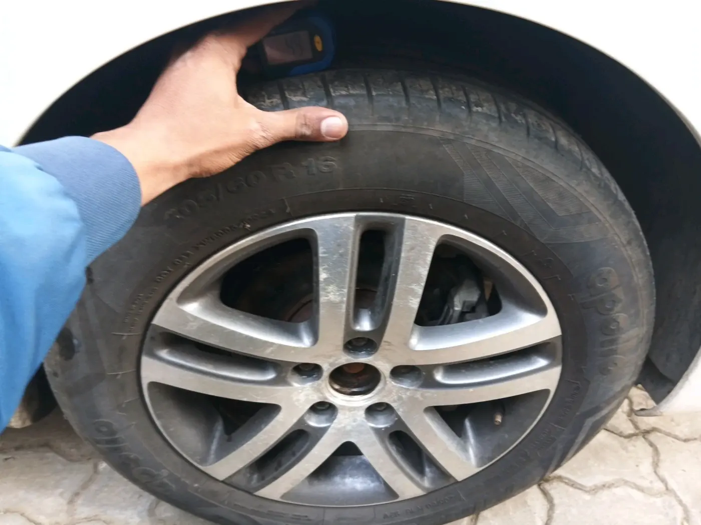 2014 Volkswagen Jetta HIGHLINE TDI AT, Diesel, Automatic, 1,58,883 km, tyre