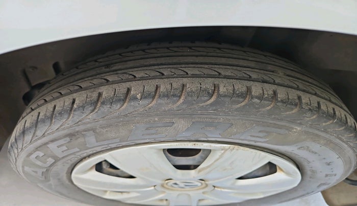 2011 Volkswagen Vento TRENDLINE 1.6, Petrol, Manual, 53,794 km, tyre