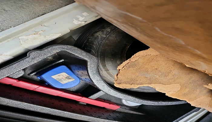 2011 Volkswagen Vento TRENDLINE 1.6, Petrol, Manual, 53,794 km, tyre