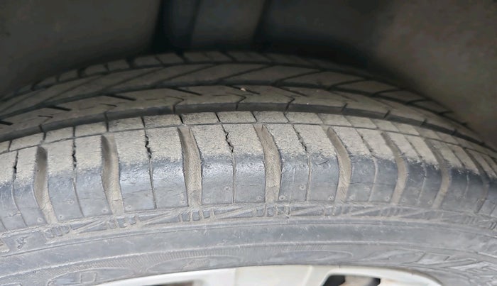 2011 Volkswagen Vento TRENDLINE 1.6, Petrol, Manual, 53,794 km, tyre