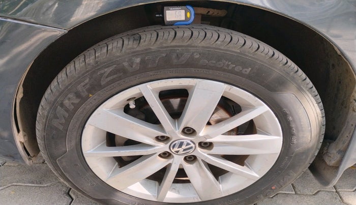 2014 Volkswagen Polo HIGHLINE1.5L, Diesel, Manual, 1,56,774 km, tyre