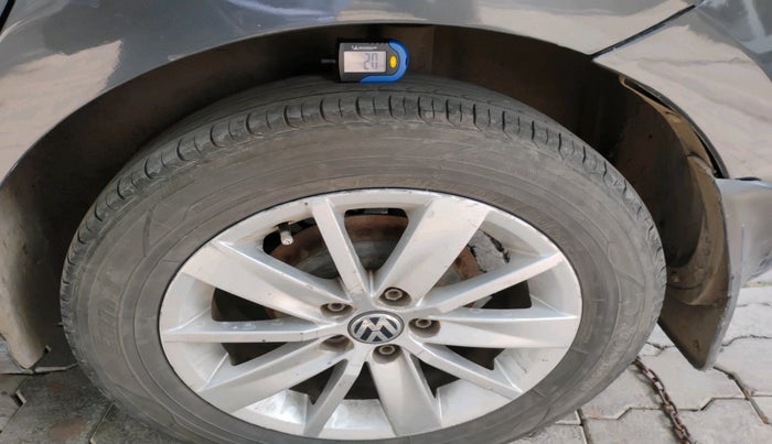 2014 Volkswagen Polo HIGHLINE1.5L, Diesel, Manual, 1,56,774 km, tyre