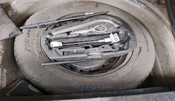 2014 Volkswagen Polo HIGHLINE1.5L, Diesel, Manual, 1,56,774 km, tyre