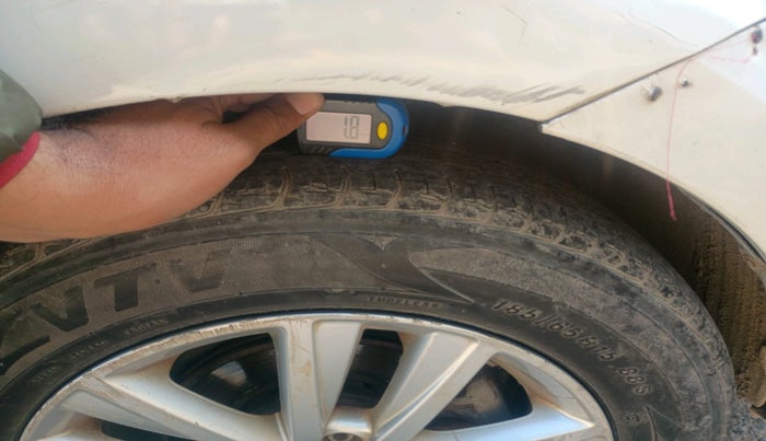 2012 Volkswagen Polo HIGHLINE1.2L, Petrol, Manual, 2,12,998 km, tyre