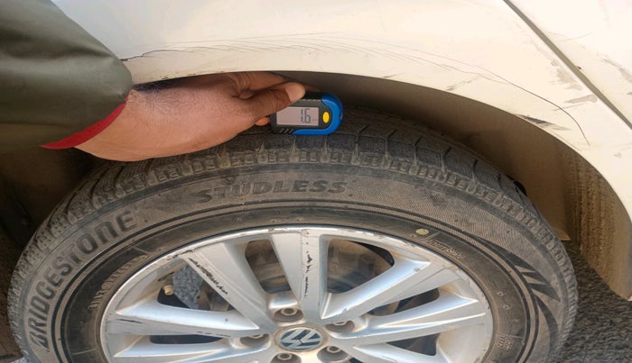 2012 Volkswagen Polo HIGHLINE1.2L, Petrol, Manual, 2,12,998 km, tyre