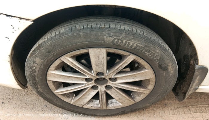 2015 Volkswagen Vento 1.2 TSI HIGHLINE PLUS AT, Petrol, Automatic, 1,02,925 km, tyre