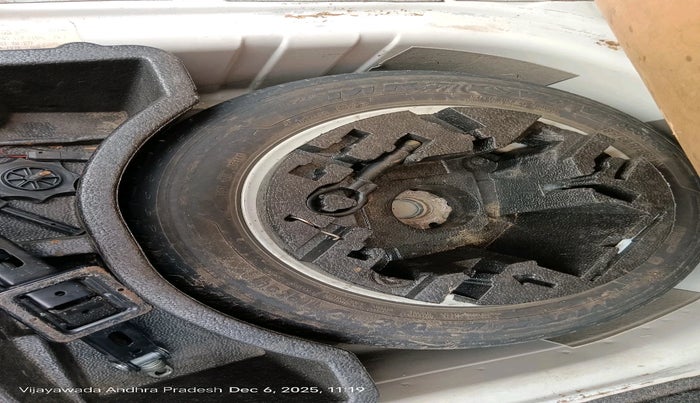 2015 Volkswagen Vento 1.2 TSI HIGHLINE PLUS AT, Petrol, Automatic, 1,02,925 km, tyre