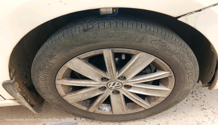 2015 Volkswagen Vento 1.2 TSI HIGHLINE PLUS AT, Petrol, Automatic, 1,02,925 km, tyre