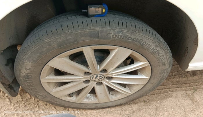 2015 Volkswagen Vento 1.2 TSI HIGHLINE PLUS AT, Petrol, Automatic, 1,02,925 km, tyre