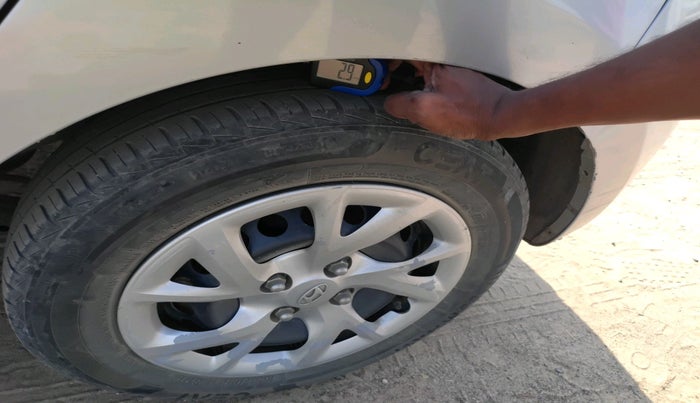 2017 Hyundai Grand i10 SPORTZ (O) 1.2 KAPPA VTVT, Petrol, Manual, 1,06,268 km, tyre