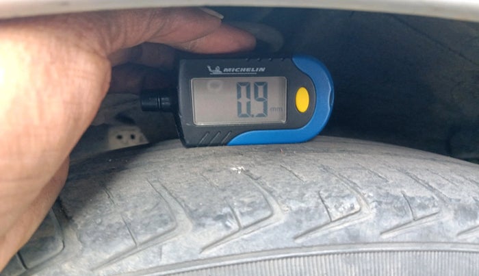 2012 Hyundai i10 MAGNA 1.1, Petrol, Manual, 1,03,774 km, tyre