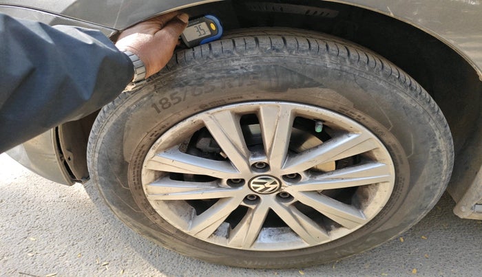 2013 Volkswagen Polo HIGHLINE1.2L, Petrol, Manual, 1,14,335 km, tyre