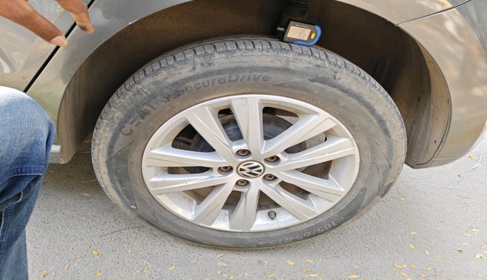 2013 Volkswagen Polo HIGHLINE1.2L, Petrol, Manual, 1,14,335 km, tyre