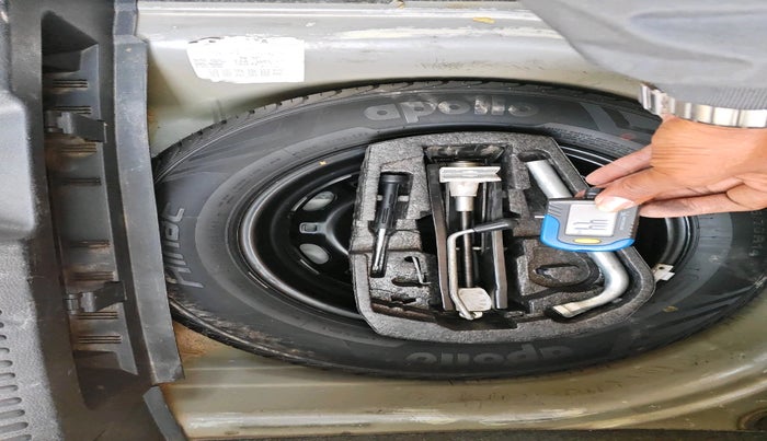 2013 Volkswagen Polo HIGHLINE1.2L, Petrol, Manual, 1,14,335 km, tyre