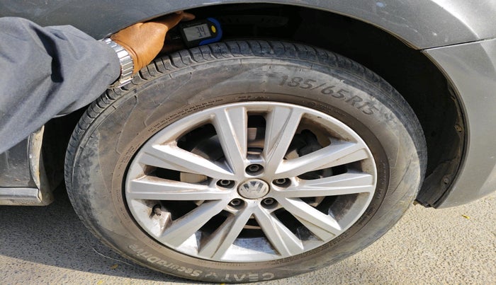 2013 Volkswagen Polo HIGHLINE1.2L, Petrol, Manual, 1,14,335 km, tyre