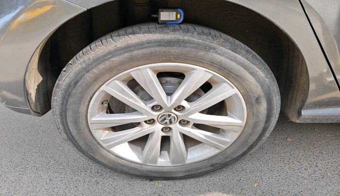 2013 Volkswagen Polo HIGHLINE1.2L, Petrol, Manual, 1,14,335 km, tyre