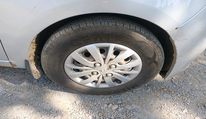 2015 Hyundai i10 SPORTZ 1.1, Petrol, Manual, 1,48,121 km, tyre