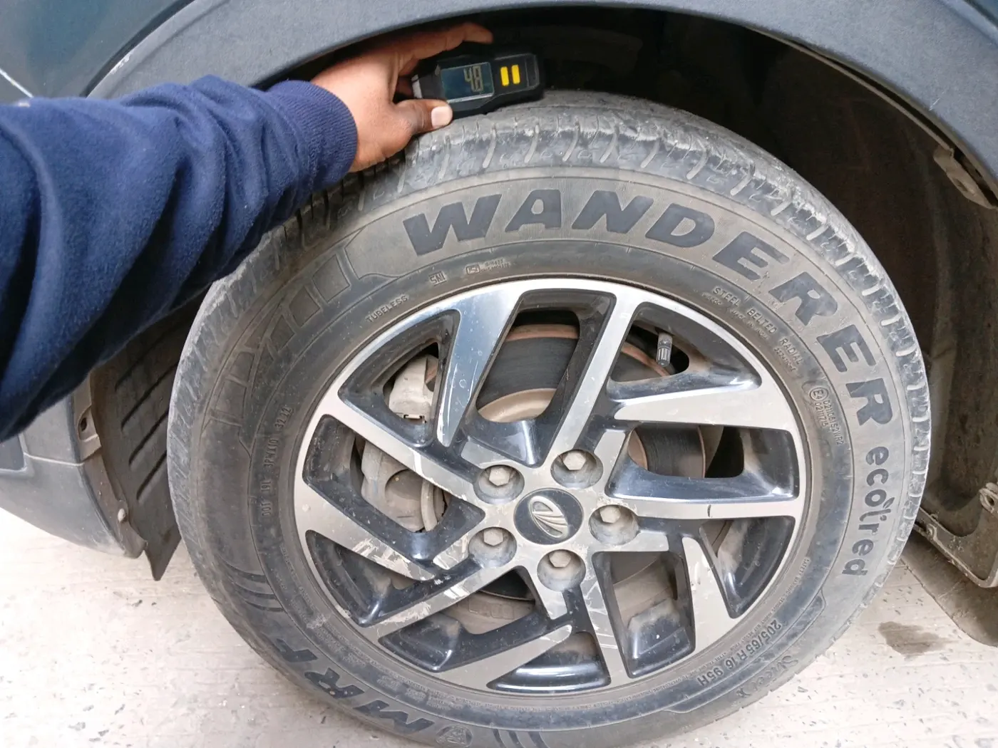 2022 Mahindra XUV300 W8 (O) 1.2 PETROL AMT, Petrol, Automatic, 25,474 km, tyre