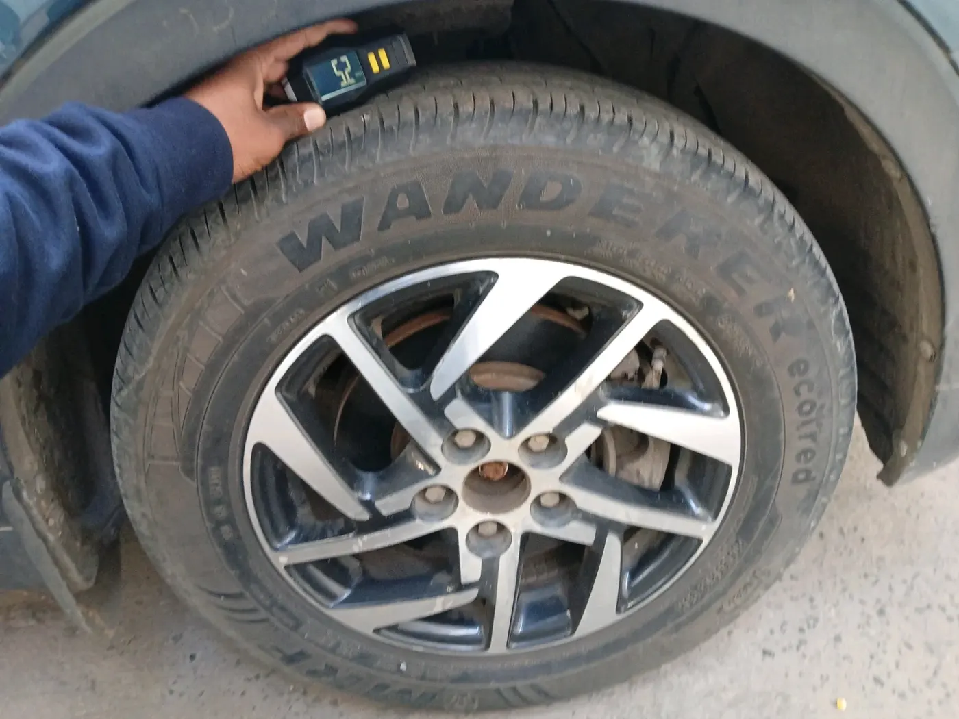 2022 Mahindra XUV300 W8 (O) 1.2 PETROL AMT, Petrol, Automatic, 25,474 km, tyre