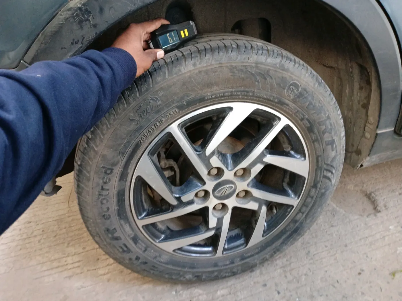 2022 Mahindra XUV300 W8 (O) 1.2 PETROL AMT, Petrol, Automatic, 25,474 km, tyre