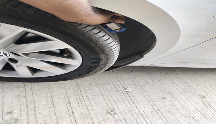 2019 Skoda Superb L&K 1.8 TSI AT, Petrol, Automatic, 1,02,255 km, tyre