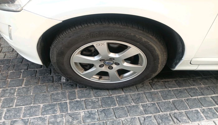 2015 Volvo XC 60 D4 Kinetic, Diesel, Automatic, 1,30,723 km, tyre