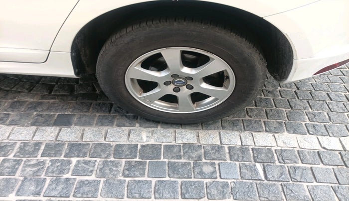 2015 Volvo XC 60 D4 Kinetic, Diesel, Automatic, 1,30,723 km, tyre