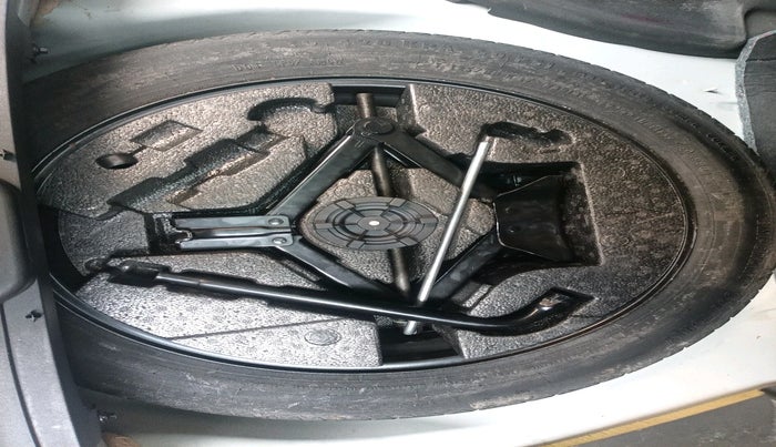 2015 Volvo XC 60 D4 Kinetic, Diesel, Automatic, 1,30,723 km, tyre