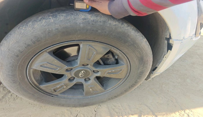 2017 Mahindra XUV500 W4, Diesel, Manual, 2,03,798 km, tyre