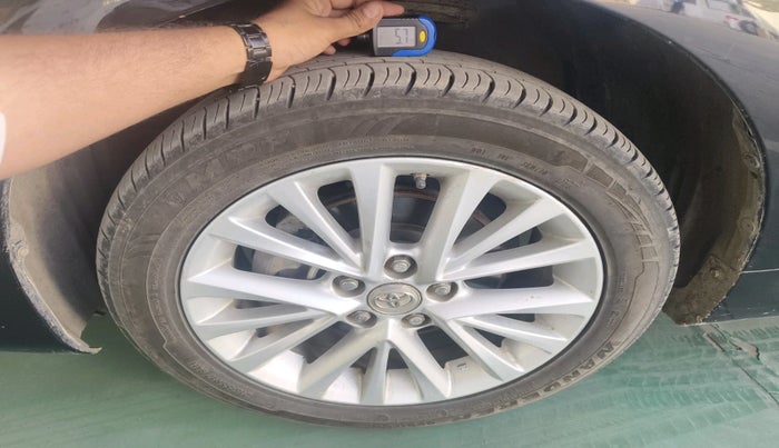 2017 Toyota Camry HYBRID, Hybrid, Automatic, 1,79,259 km, tyre