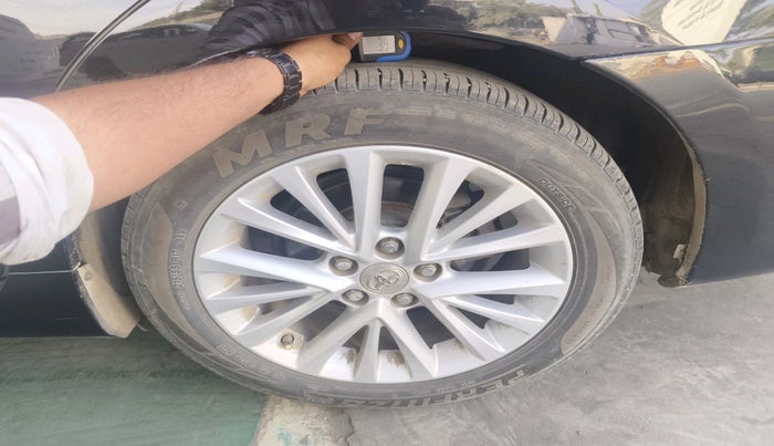 2017 Toyota Camry HYBRID, Hybrid, Automatic, 1,79,259 km, tyre