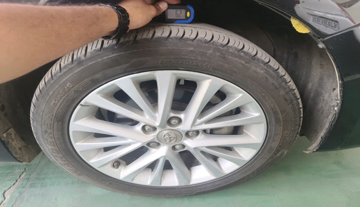 2017 Toyota Camry HYBRID, Hybrid, Automatic, 1,79,259 km, tyre