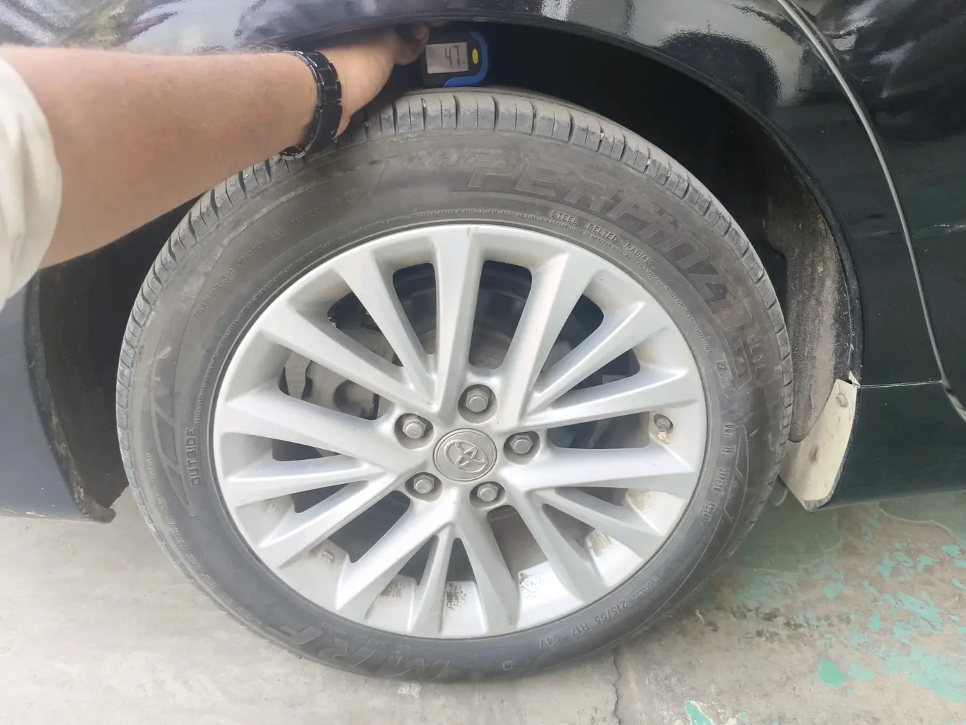 2017 Toyota Camry HYBRID, Hybrid, Automatic, 1,79,259 km, tyre