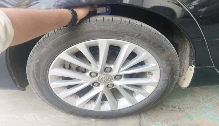 2017 Toyota Camry HYBRID, Hybrid, Automatic, 1,79,259 km, tyre