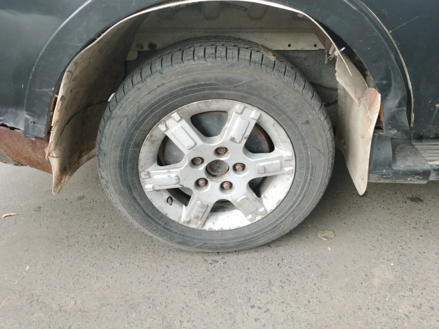 2010 Mahindra Xylo E8, Diesel, Manual, 4,05,248 km, tyre