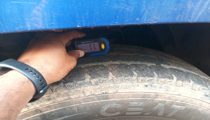 2016 Mahindra TUV300 T8 AMT, Diesel, Automatic, 1,02,801 km, tyre