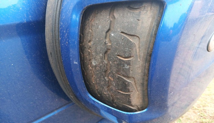 2016 Mahindra TUV300 T8 AMT, Diesel, Automatic, 1,02,801 km, tyre