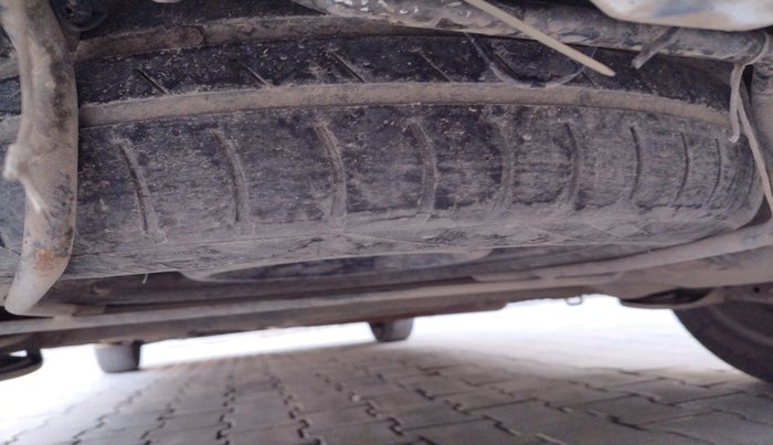 2013 Maruti Ertiga VXI CNG, Petrol, Manual, 2,98,033 km, tyre