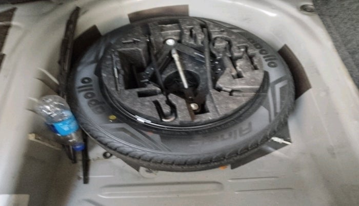 2016 Volkswagen Vento HIGHLINE 1.6 MPI, Petrol, Manual, 43,202 km, tyre