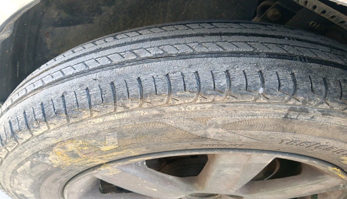 2011 Volkswagen Polo HIGHLINE DIESEL, Diesel, Manual, 1,26,076 km, tyre