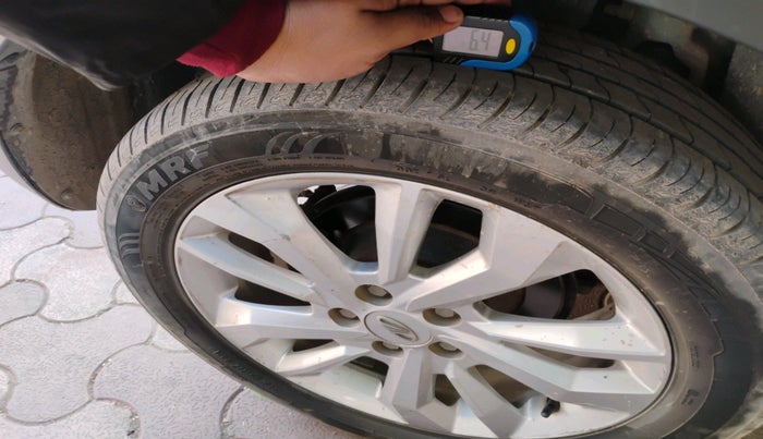 2019 Mahindra XUV300 W8 1.2 PETROL, Petrol, Manual, 40,736 km, tyre