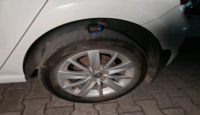 2014 Volkswagen Polo HIGHLINE1.5L, Diesel, Manual, 1,37,600 km, tyre