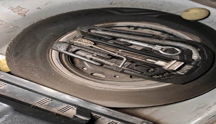 2014 Volkswagen Polo HIGHLINE1.5L, Diesel, Manual, 1,37,600 km, tyre