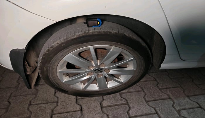 2014 Volkswagen Polo HIGHLINE1.5L, Diesel, Manual, 1,37,600 km, tyre